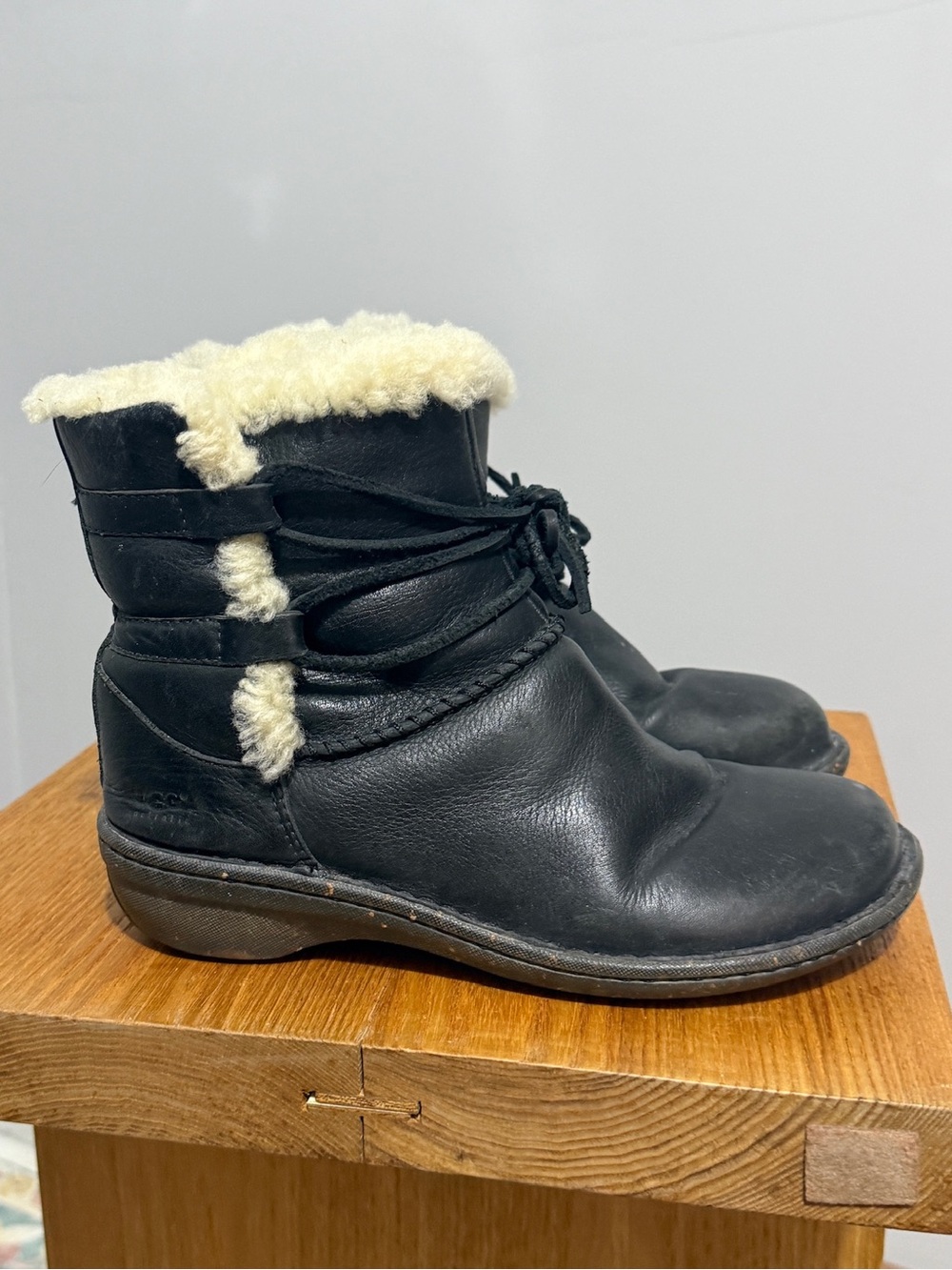 UGG Womens 7 Black Leather Shearling Lace Up Ankle Boots Cozy Winter Shoes